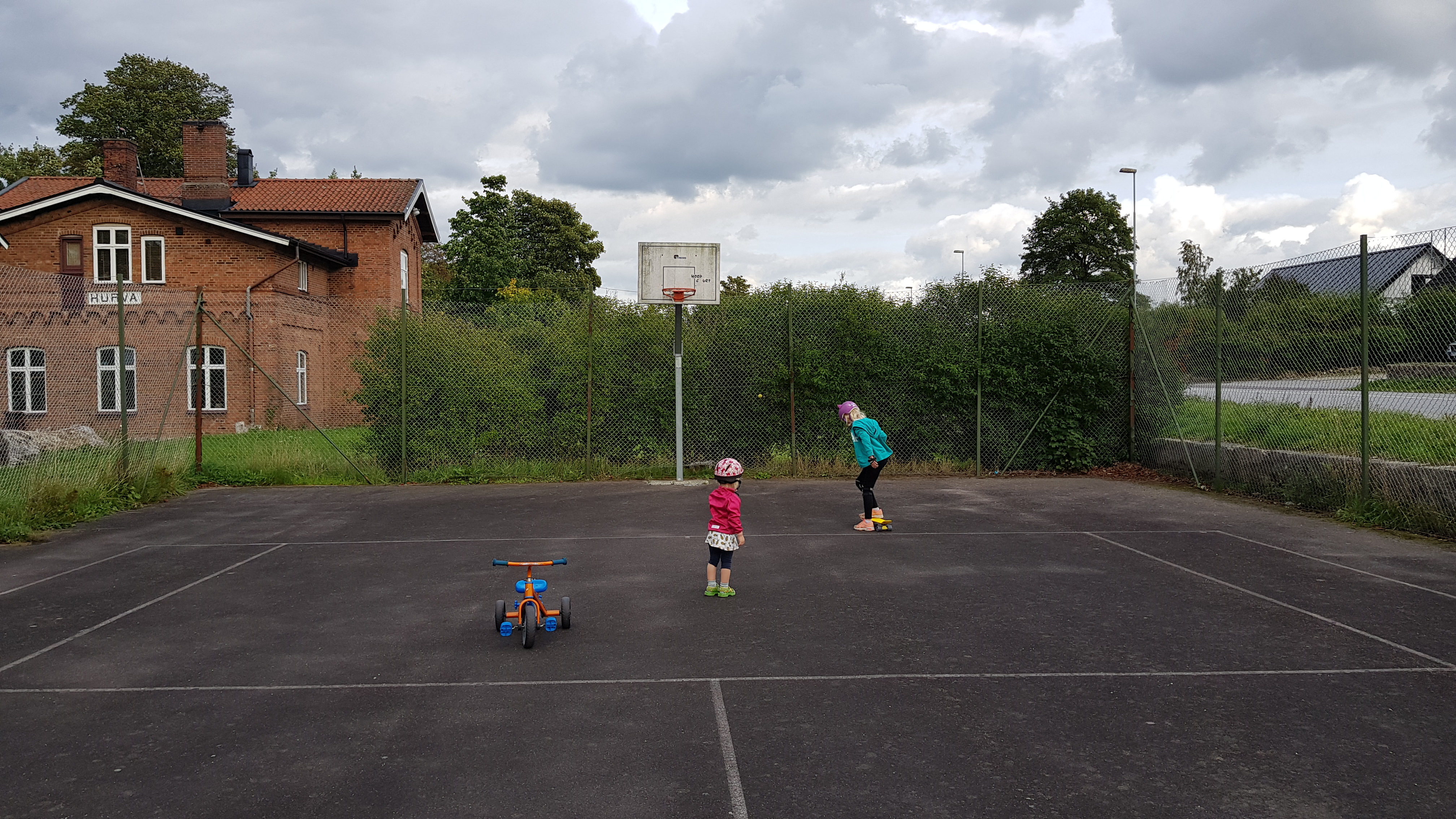 Utveckling av befintlig tennis/basketplan i Hurva till en aktivitetsyta