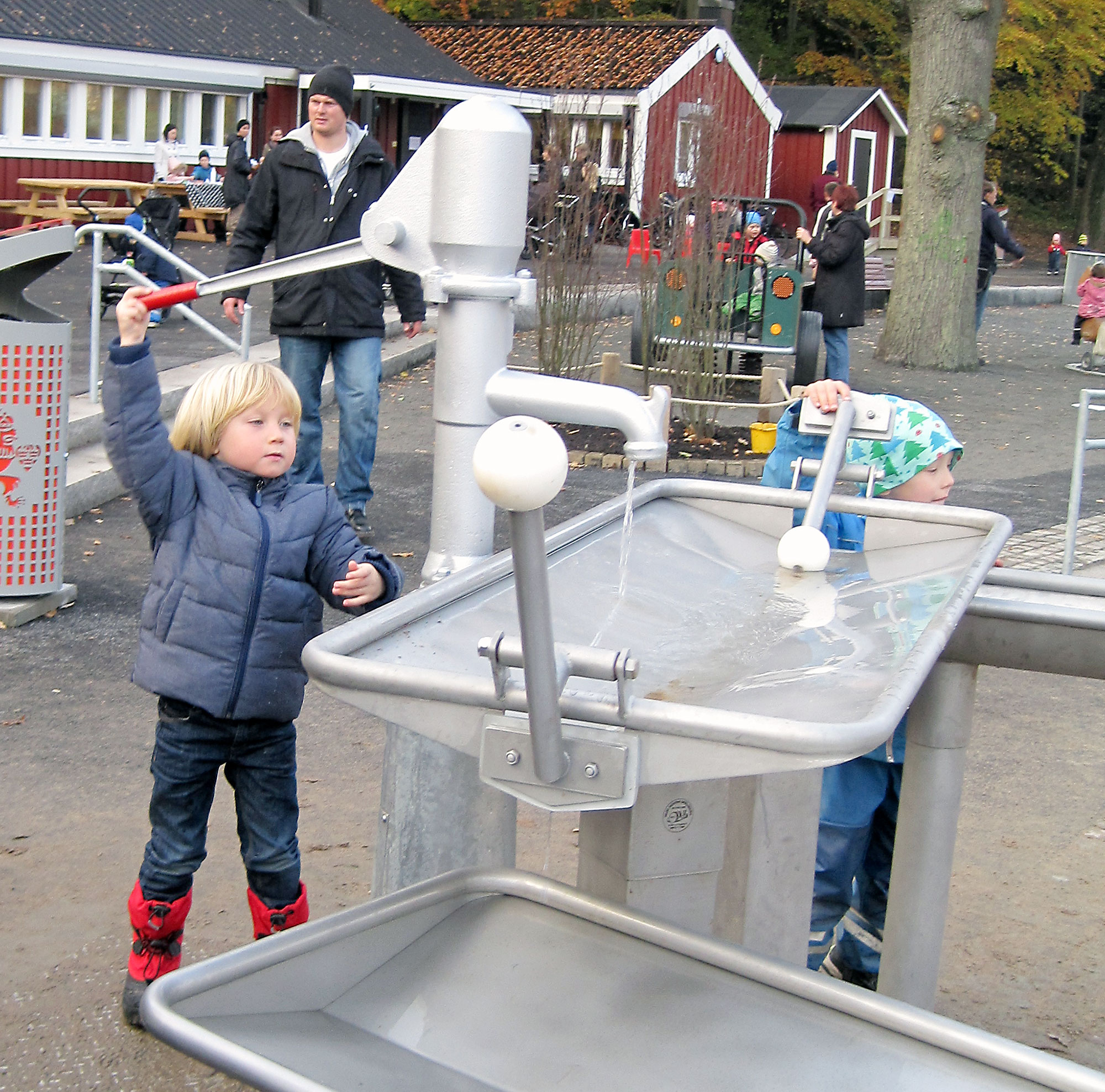 Vattenlek på Väggarps lekplats